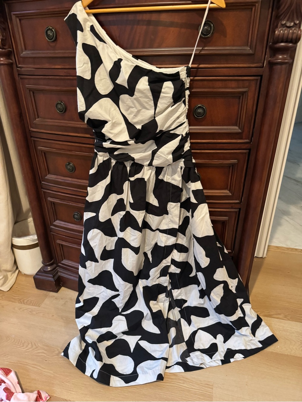Abercrombie & Fitch Black and White One-Shoulder Dress
